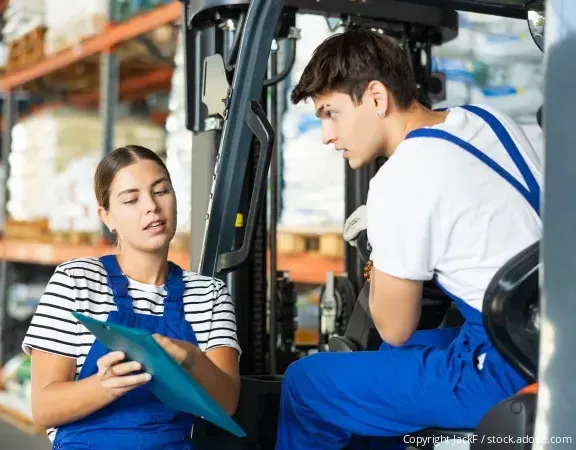 Junge Frau und junger Mann mit blauer Hose in einem Lager (Copyright: JackF/stockadobe.com)