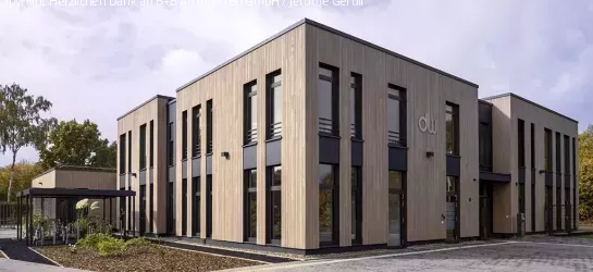 Helles Gebäude in Holzrahmenbauweise mit zwei Eingängen, auch zum Delme-Bildungswerk